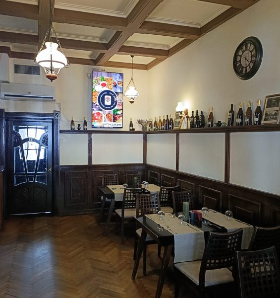 Reteaua Digitala DOOH Indoor - CONACUL ZENEEA | Restaurant specific Romanesc din 1918